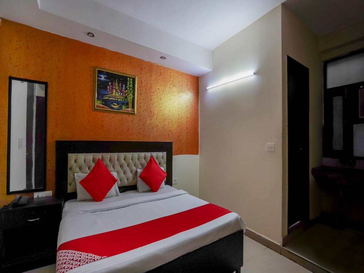 Hotel Jkm Palace Near Apollo Hospital Yeni Delhi Dış mekan fotoğraf